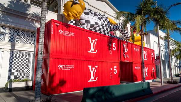 「路易.威登男人的臨時居所」藝術(shù)展示活動策劃的鮮紅集裝箱入口亮了