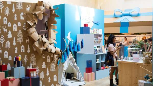 在線購物網(wǎng)站推廣活動策劃用一個巨型禮物盒的概念調(diào)動客戶參與性