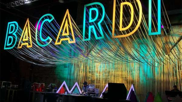 雞尾酒派對活動策劃現(xiàn)場百加得調酒師上演了一番精彩演繹