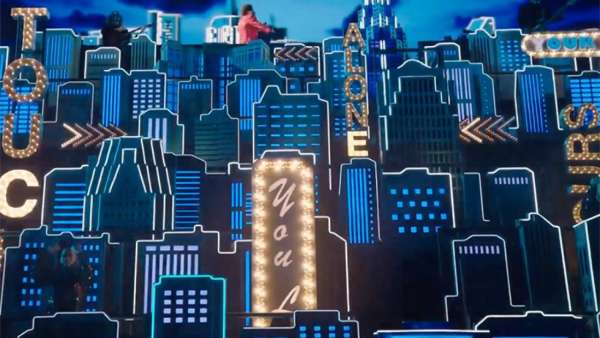 超級(jí)碗這個(gè)中場(chǎng)秀活動(dòng)策劃的舞美創(chuàng)造了一個(gè)大城市的感覺(jué)