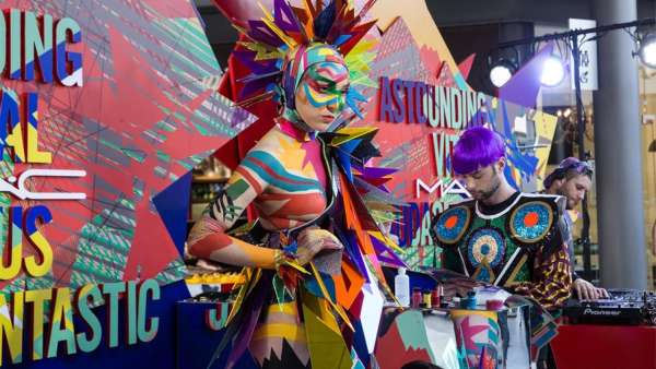 人體彩繪藝術(shù)點(diǎn)亮了MAC這場(chǎng)發(fā)布會(huì)活動(dòng)策劃，明亮大膽的色彩太酷了