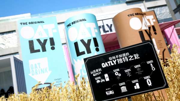Oatly噢麥力快閃店活動策劃的“麥穗”的裝置在光影的作用下更顯活力