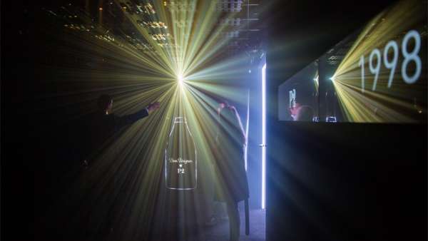 “轉(zhuǎn)變”的快閃式體驗活動策劃裝置帶你踏上多感官之旅