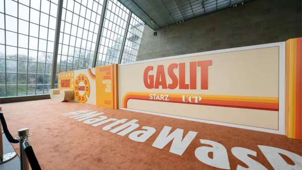 《煤氣燈》首映式活動策劃在藝術博物館設置了22米長的紅毯儀式背景