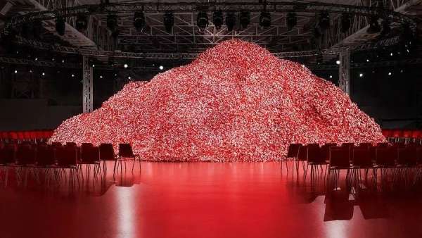 DIESEL2023秋冬大秀活動策劃了一座杜蕾斯山丘，刷屏了社交平臺