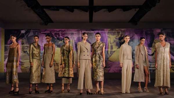 迪奧2023春夏高訂秀活動策劃現(xiàn)場的墻壁肖像畫是一大亮點