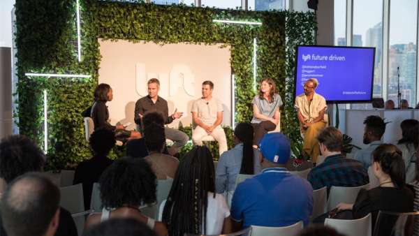 來福車網(wǎng)約車新聞發(fā)布會活動策劃的自拍背景設(shè)計成汽車內(nèi)部展示裝置