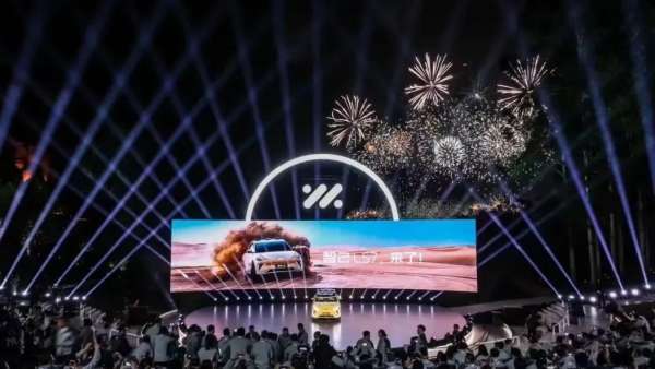 智己LS7上市發(fā)布會活動策劃使用了超大型戶外弧形大屏，視覺體驗杠杠