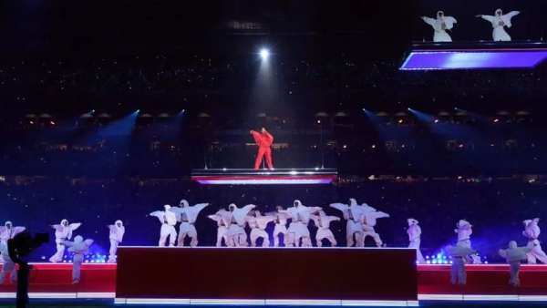 第57屆“超級碗”中場秀活動策劃的空中舞臺給予了觀眾極致的視覺享受