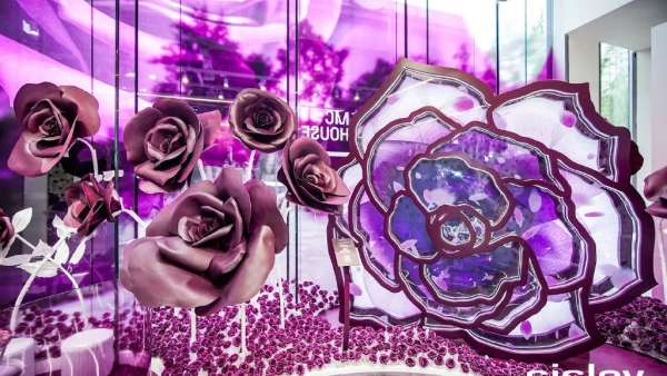 希思黎“愛(ài)予力量”展覽活動(dòng)策劃打造出身處法式莊園般的沉浸式體驗(yàn)