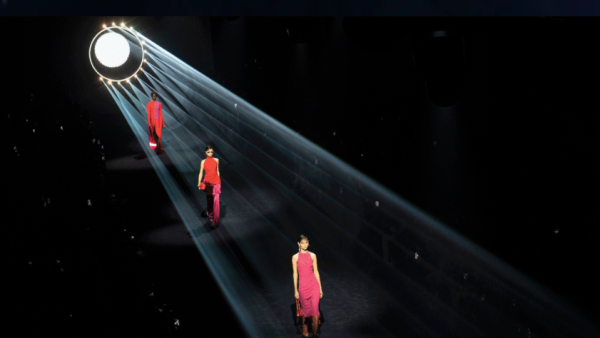 FENDI 2023秋冬女裝秀活動策劃的線性T臺起點如同巨大的玫瑰花窗