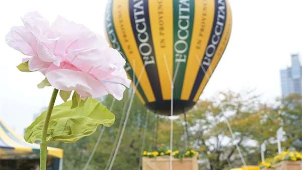 歐舒丹產(chǎn)品體驗(yàn)活動策劃現(xiàn)場設(shè)置了一個巨大的氣球，甚是吸睛