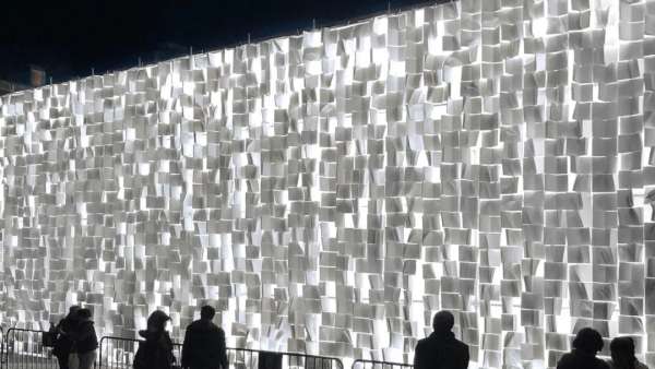 這個白色快閃店活動策劃竟是用4000多個筆記本搭建的白色紙墻