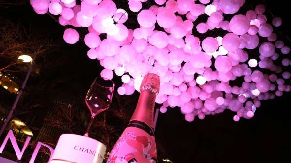 酩悅香檳“盛開的酒吧”推廣活動策劃設置了3米高的巨型香檳瓶裝置