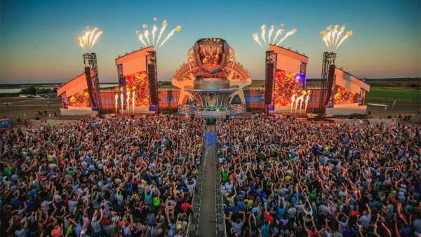 這場(chǎng)電子音樂節(jié)活動(dòng)策劃的超級(jí)的舞美設(shè)計(jì)與搭建和世界級(jí)的DJ超吸睛