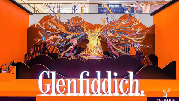 乘上格蘭菲迪福鹿呈祥新年快閃活動策劃的熱氣球，領(lǐng)略原產(chǎn)地風光