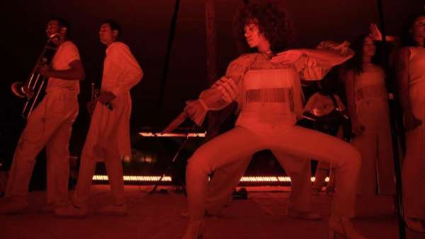 這是一場沙漠里的時裝秀:迪奧思維好跳躍