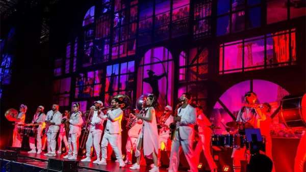 穿過羅賓漢慈善籌款活動策劃的拱門，映入眼簾的盡是5200雙襪子