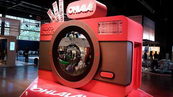 用大型照相機快閃活動策劃引流，這種參與方式更積極和有趣