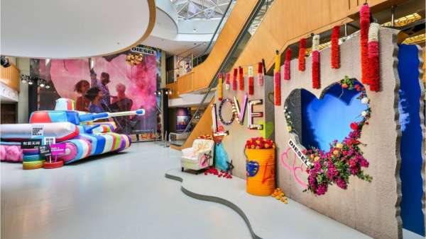 迪賽這場“以愛之名，打破壁壘”快閃活動策劃以七彩坦克打破壁壘