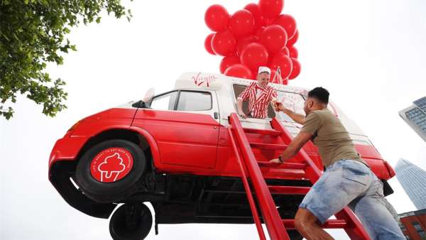 維珍紅獎(jiǎng)勵(lì)A(yù)PP發(fā)布活動(dòng)策劃把一輛冰淇淋車吊在了半空中