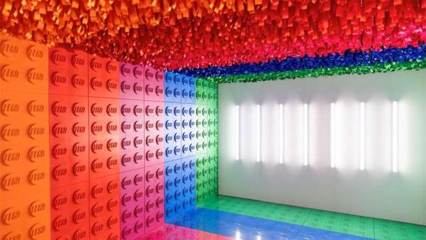 樂高這場創(chuàng)意活動策劃打破傳統(tǒng)活動元素，將積木與夸張的現場花卉結合