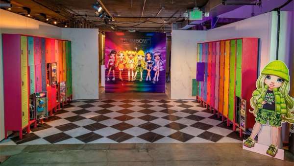 潮玩“彩虹高中”體驗(yàn)式發(fā)布會活動策劃使用大膽的色彩和有趣的燈光