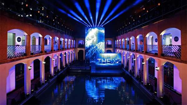 寶馬X7中國首發(fā)派對活動策劃引入了花樣游泳隊的“水上表演”