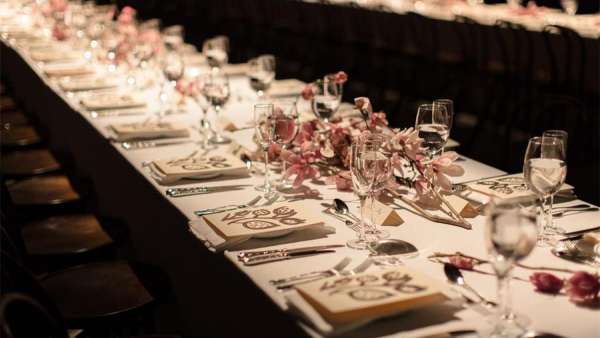 與彼得?施萊辛格同床共枕新書發(fā)布會派對