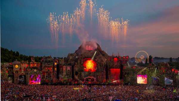 這是一座火山的舞臺：2013年“明日世界”