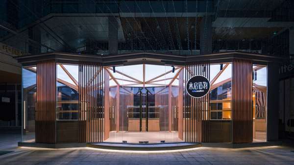 你以為油紙傘只能躲人？那你就錯(cuò)了，這家快閃店就安靜地躲在油紙傘下