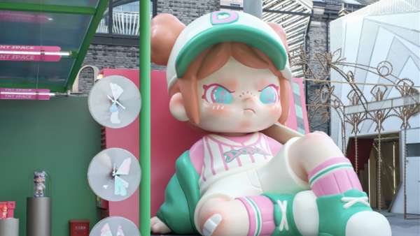 DORA生人勿近潮玩展覽活動(dòng)策劃500%等比例放大版盲盒展陳區(qū)很出片