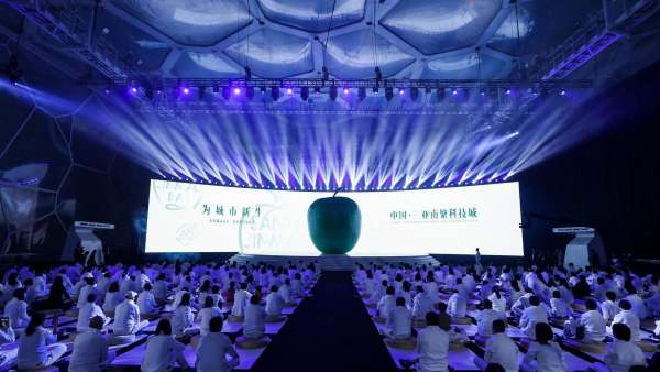 三亞金茂灣發(fā)布會活動策劃了一顆高達(dá)6米的巨型青蘋果