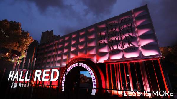 利郎LESS IS MORE時裝周閉幕秀活動策劃復制了千年古城的圖騰和標識