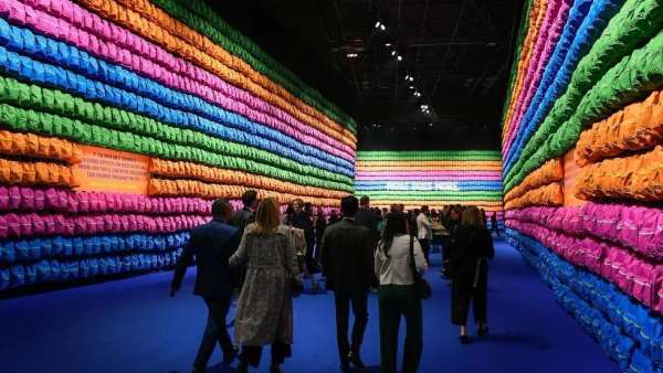 “羅賓漢給你力量”的年度籌款宴會活動策劃入口處的裝飾依然充滿創(chuàng)意