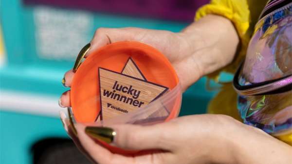 Vivid Seats應(yīng)用程序推廣下載活動策劃把高爾夫球車設(shè)計成「幸運滾輪」